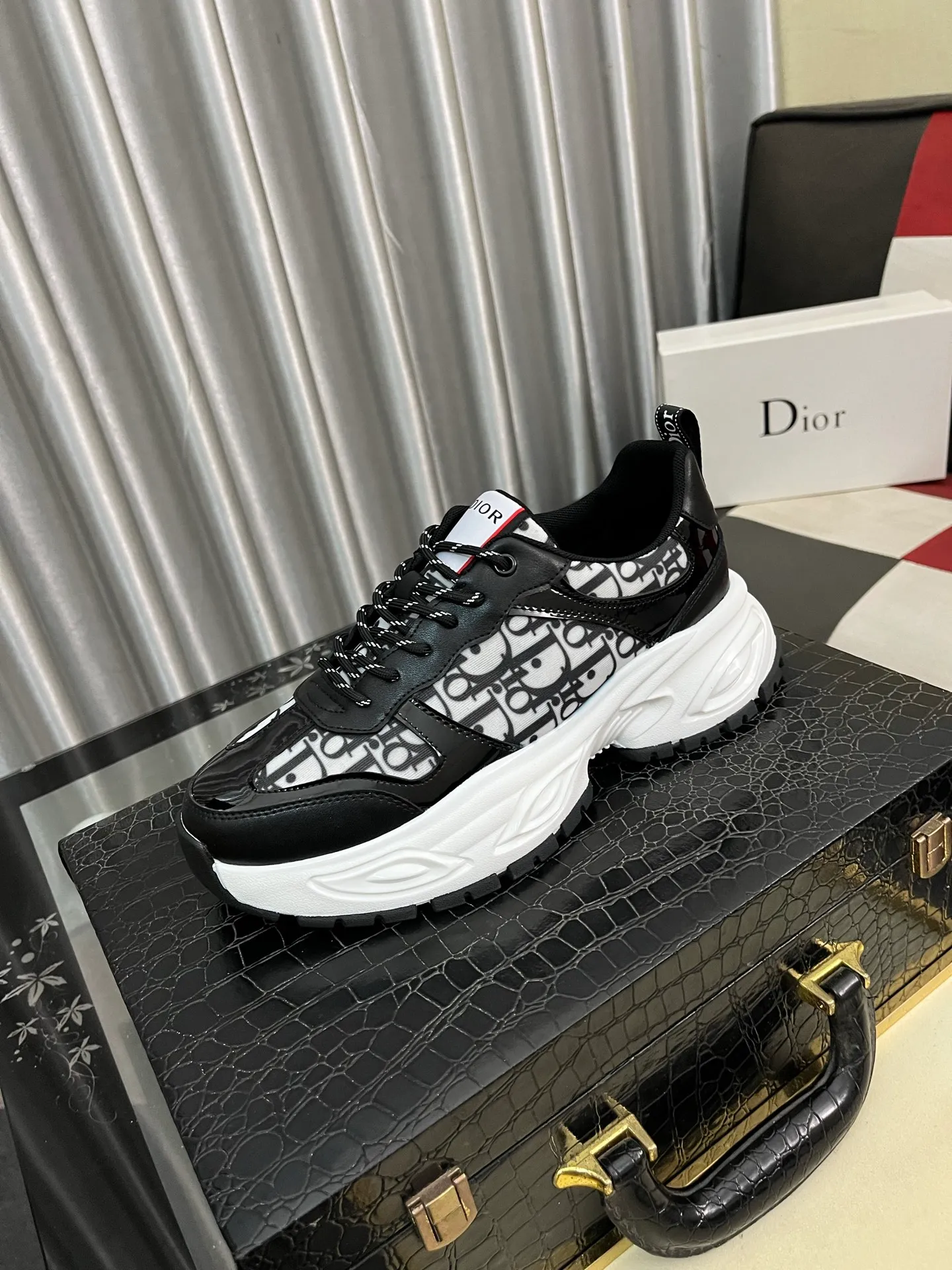 Men's men's shoes 💰458⌚️⌚️Dior's new 🆕low-cut casual sneakers, made of breathable mesh, with brand signature details on the shoe collar to enhance style. Fashionable and versatile, it can complement any look. With a sophisticated design that is both dynamic and modern, this new must-have shoe adds a new dimension to Dior's legacy, displaying modern elegance. Men's shoes 38-44 2️⃣ colors available